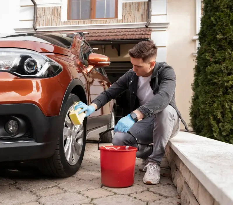 Lavage auto à domicile Martres-sur-Morge : professionnel intervenant sur un véhicule